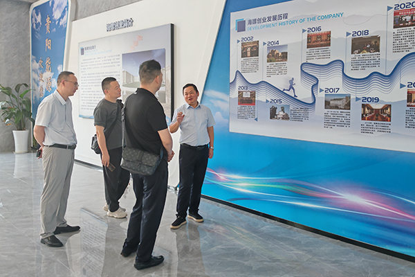 参观展厅.jpg